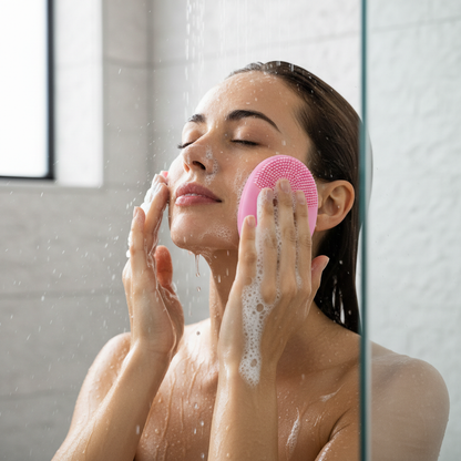 Femme utilisant brosse silicone